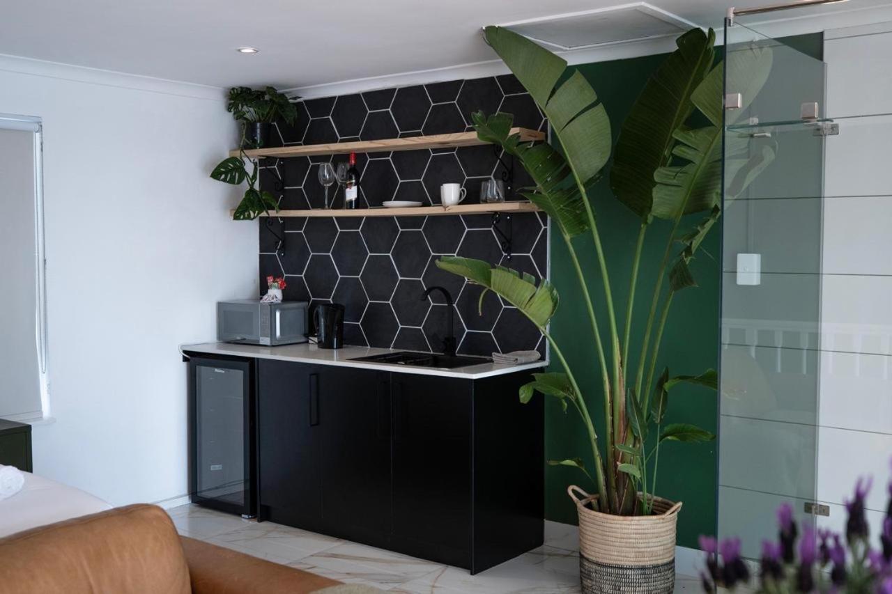 Sea Point Open, Large & Romantic 1 Bed Apartment Cape Town